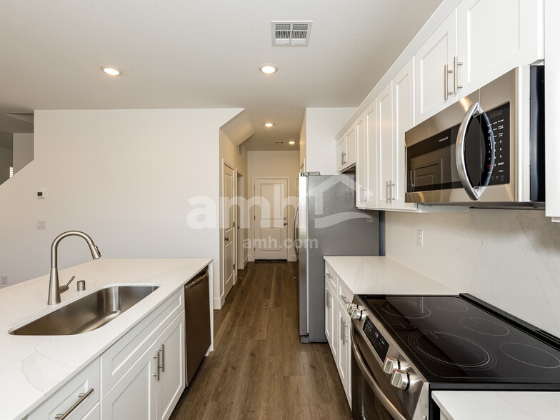 Building Photo - 8750 N Begonia Ct