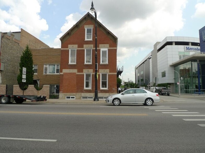 Building Photo - 1538 W North Ave