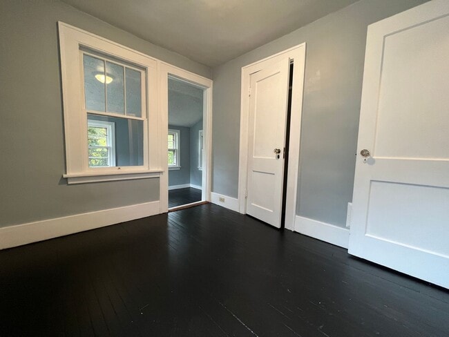 Building Photo - Spacious super clean 3 BR home close to Bayfront, UPMC Hamot and downtown, Convenient to LECOM