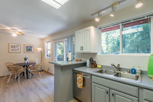 Building Photo - 226 Paradise Dr