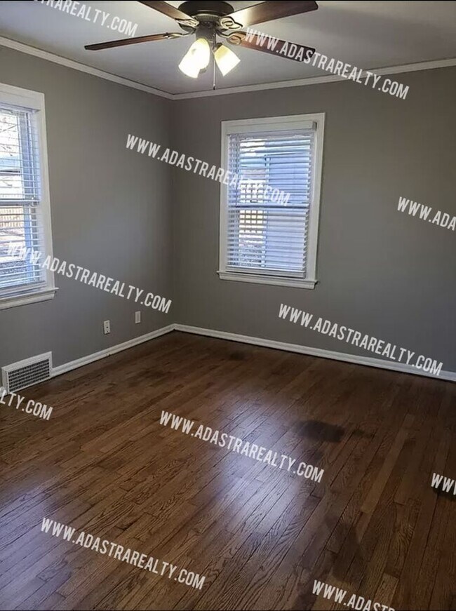 Building Photo - GORGEOUS 3 Bed 2 Bath House in Merriam-Ava...