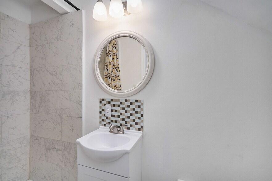 Building Photo - 5213 Clover Hill Dr