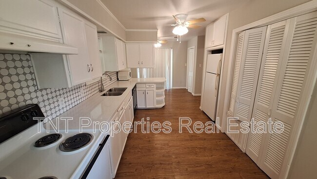 Building Photo - 1618 Willow Dr