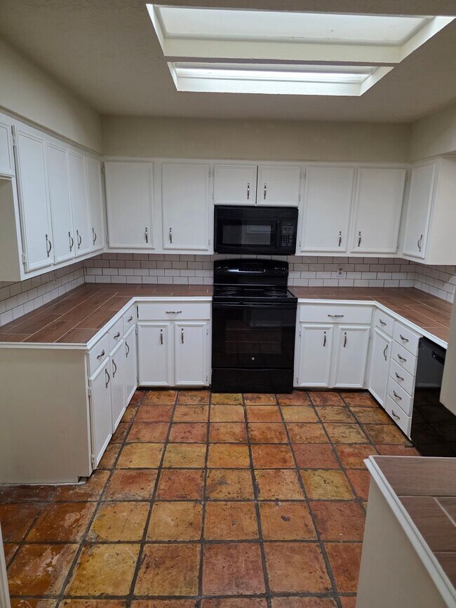 Building Photo - MOVE-IN SPECIAL!! $500.00 DEPOSIT  $500 Prorated rent before July 22nd