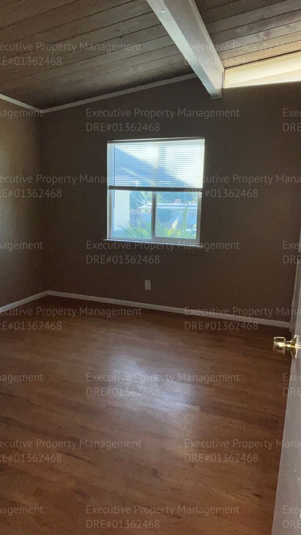 Building Photo - 3 bedroom/ 1.5 bathroom home with a detach...