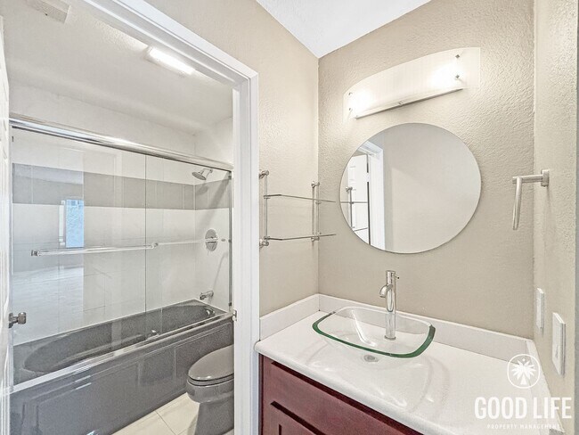 Building Photo - Inviting 1B/1.5BA Condo with Balcony in Cortez Hill