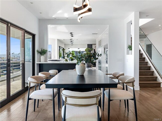 Building Photo - 2287 Sunset Plaza Dr