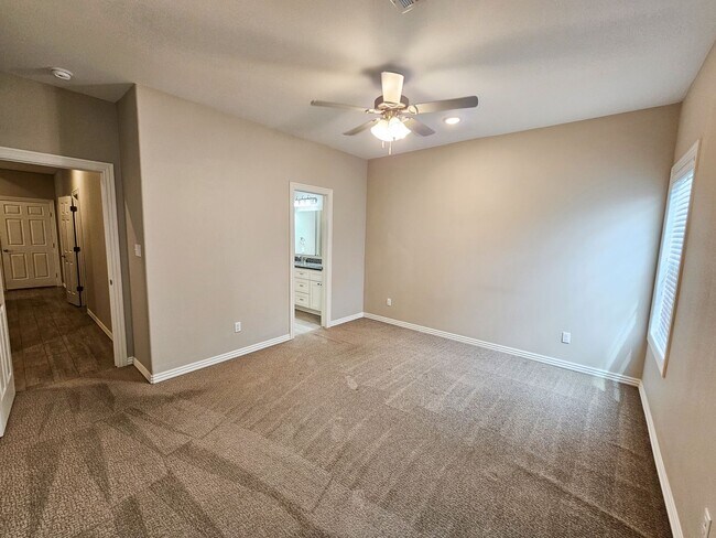 Building Photo - Spacious 3 Bedroom/2.5 Bathroom Chaffee Cr...