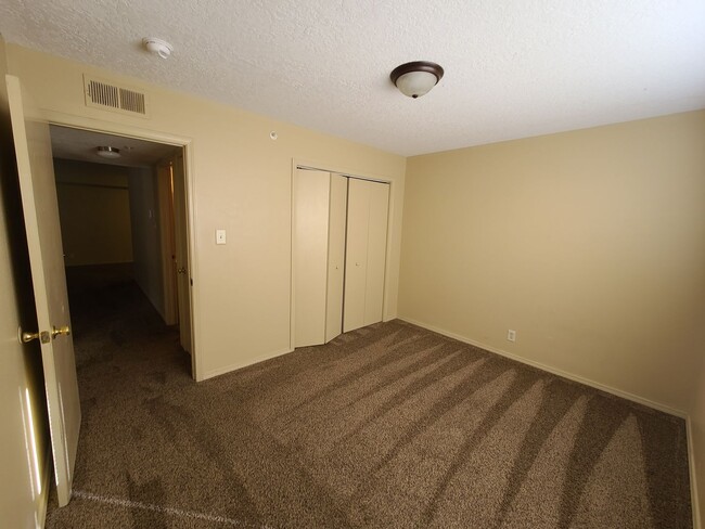 Building Photo - Large Two Bedroom Apt