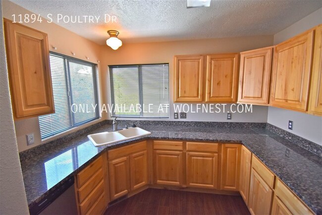 Building Photo - Beautiful 3 Bed Draper Top Floor Unit! No ...