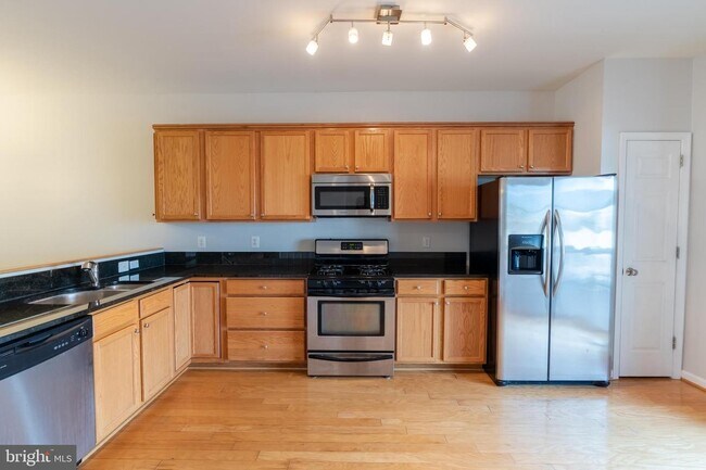 Building Photo - 530 Canton Ct