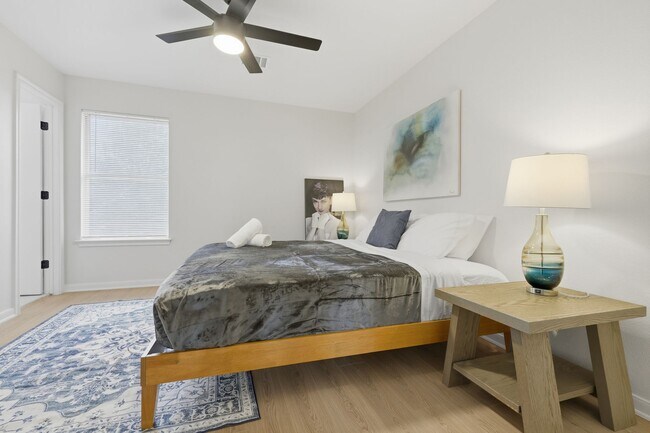 Building Photo - 4 bed with back yard in great East side location.