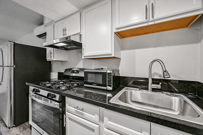 Building Photo - 3025 N 32nd St