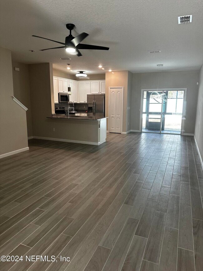 Building Photo - 7371 Palm Hills Dr