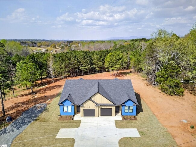 Building Photo - 1403 Lake Bowen Dam Rd