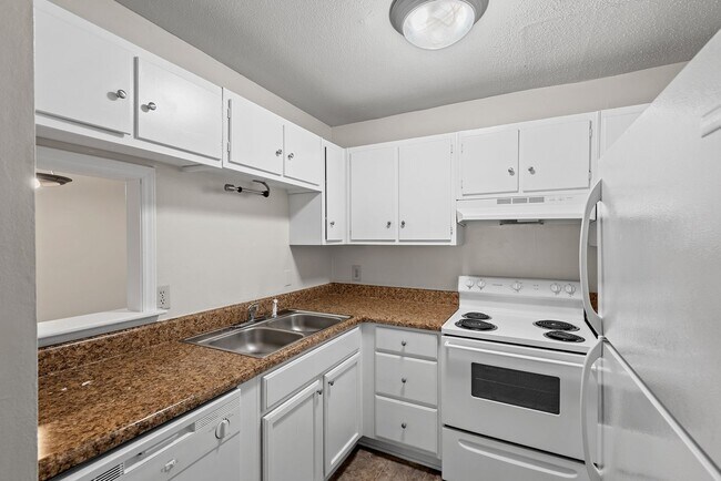 Building Photo - Bolinwood condo available mid-June!! 3 beds, 2 baths in GREAT location in Chapel Hill!