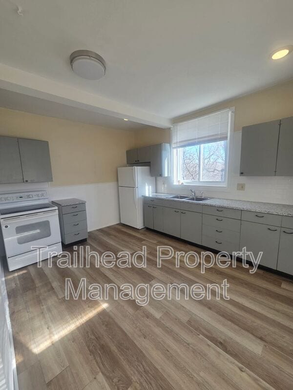 Building Photo - 3115 S Forest Ave