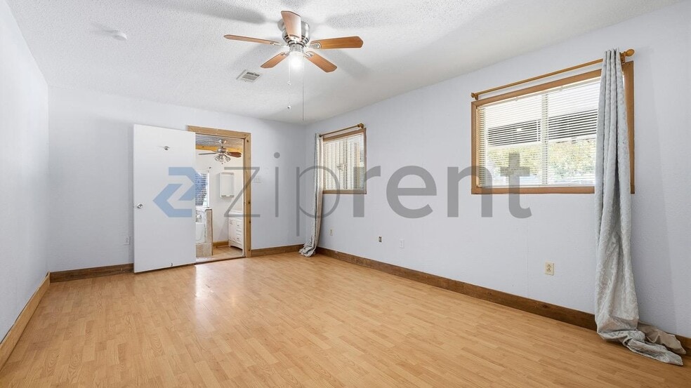 Building Photo - Unit
