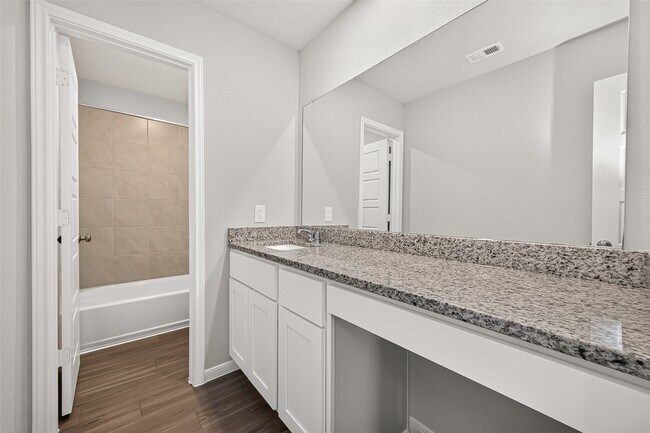 Building Photo - 15610 Coneflower Hls Dr