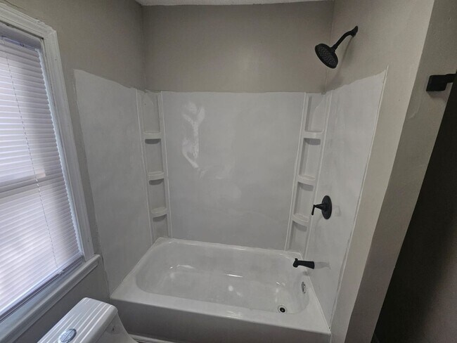 Building Photo - Charming Duplex Unit Near Downtown Cleveland