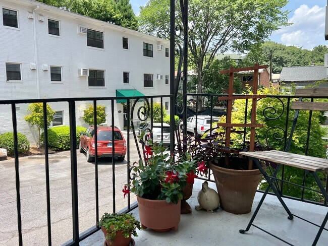 Building Photo - 1BR One Block from Piedmont Park! ~ Renovated!