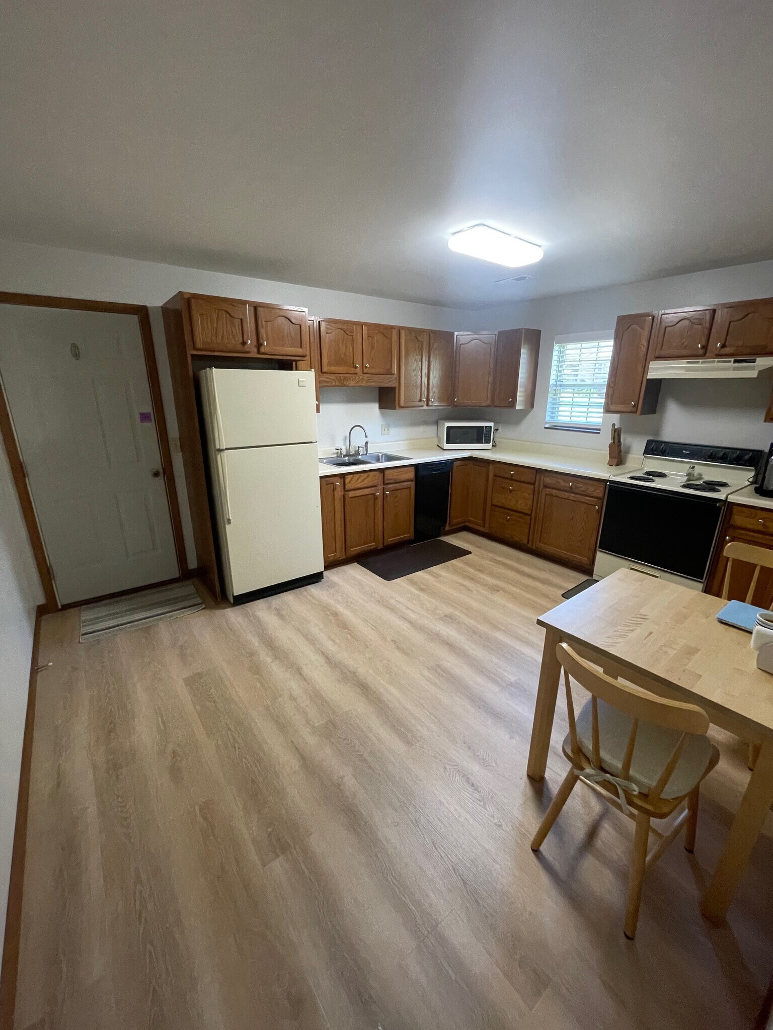 Kitchen - 1053 W 10th St