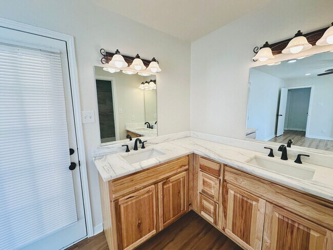 Building Photo - MOVE IN SPECIAL!!! - Updated 3-Bed Home wi...