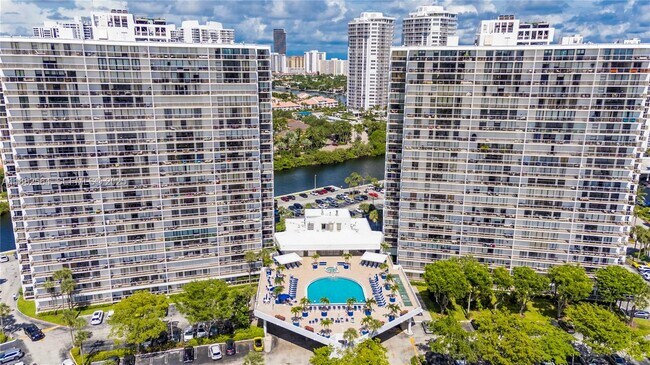 Building Photo - 3701 N Country Club Dr