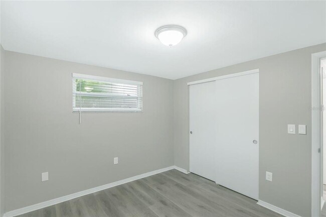 Building Photo - 5135 Kiwi Dr