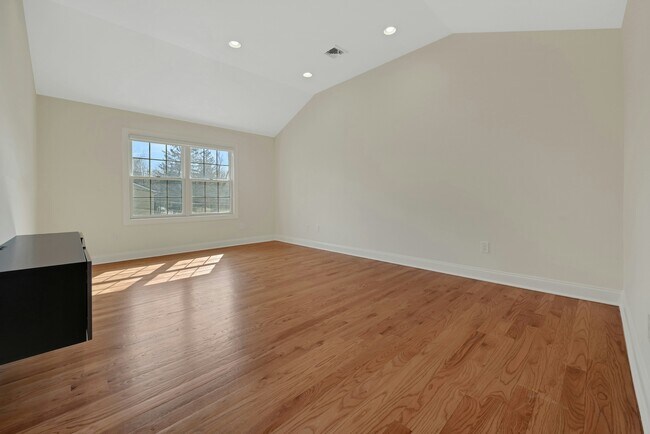 Building Photo - 1 Lindy Pl