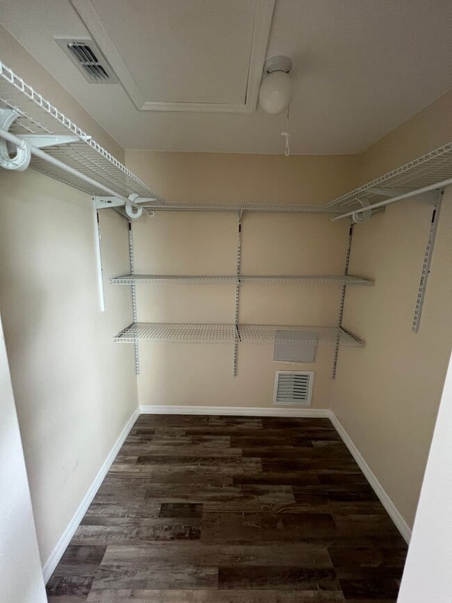 Building Photo - El Jobean Apartment