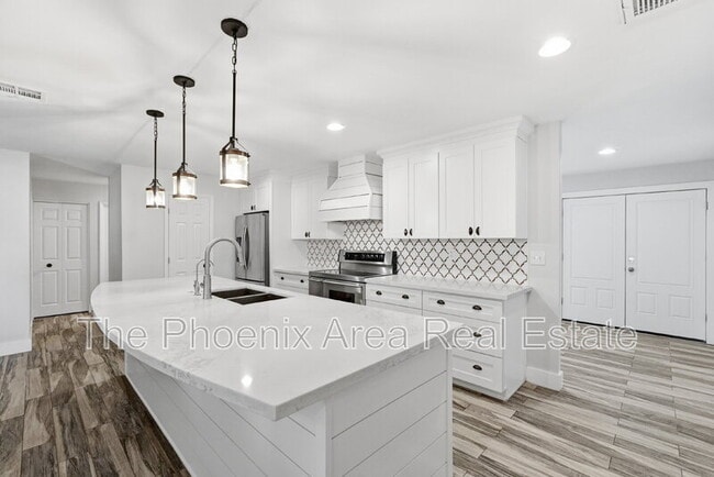 Building Photo - 447 E Carson Dr