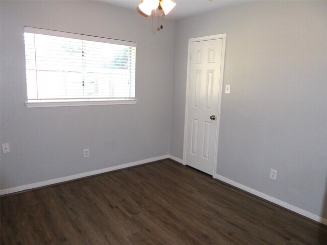 Building Photo - 6418 New World Dr