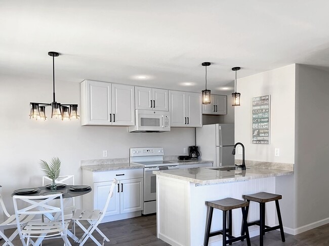 Building Photo - Fully Furnished Two Bedroom / Two Bath Wai...