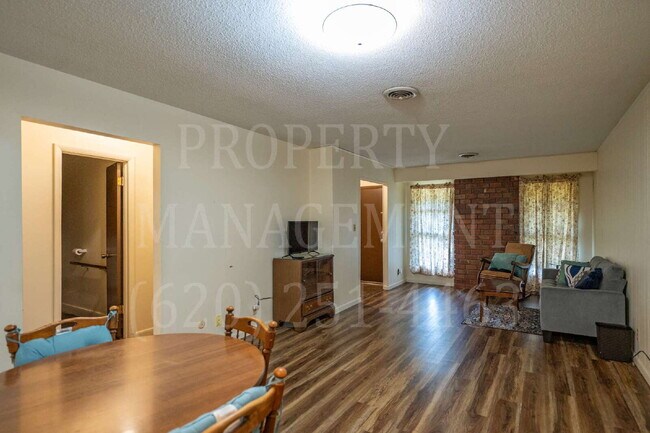 Building Photo - Charming 2-Bedroom Oasis in the Heart of Coffeyville
