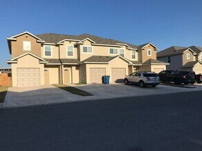 Building Photo - Townhome for rent