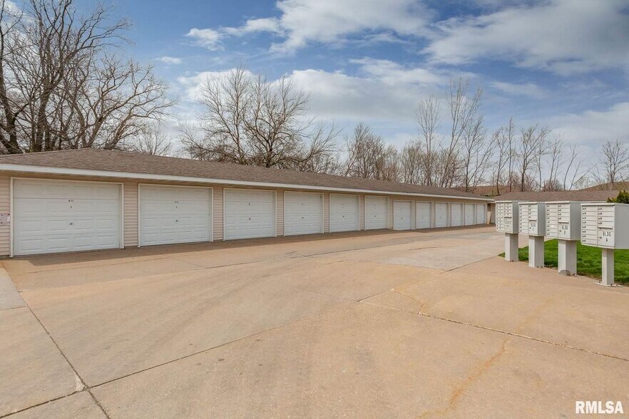 Building Photo - 643 E 46th St