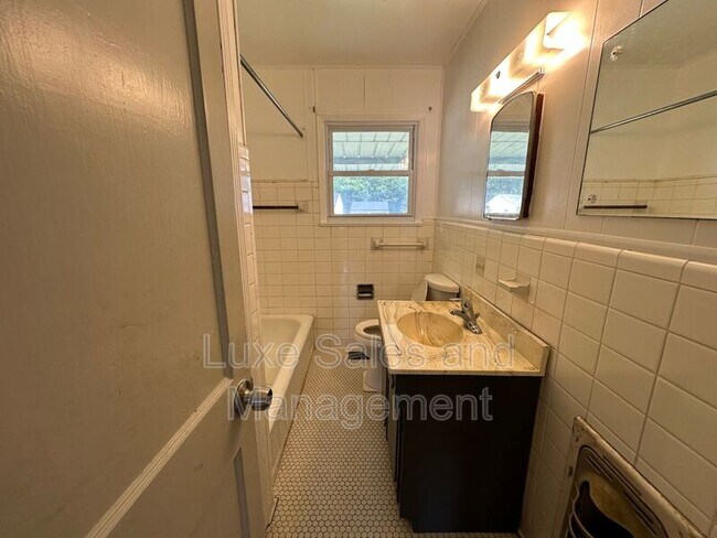 Building Photo - 206 E Myrtle Dr