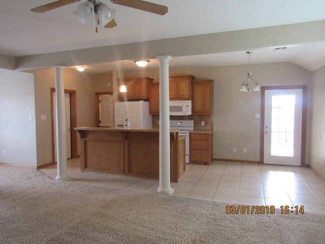 Building Photo - PET FRIENDLY WITH OWNER APPROVAL!!