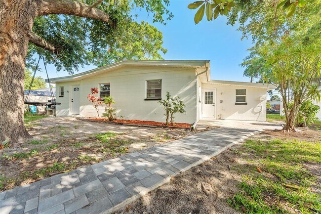 Building Photo - 8703 Driftwood Dr