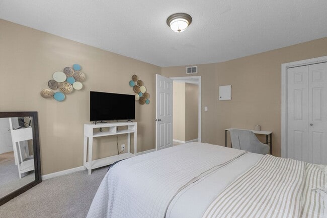 Building Photo - Comfortable 1 Bedroom Condo Living at Pembroke Gardens