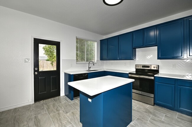 Building Photo - 5 bed | 3 bath | Corner lot | Fully remode...