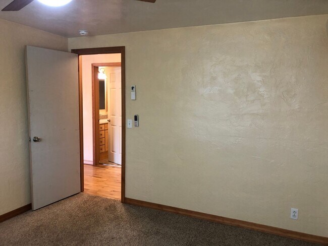 Building Photo - 3 bedroom 2 bathroom house in Thurston!