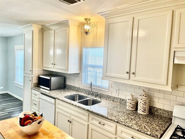 Building Photo - 106 N Eastwood St