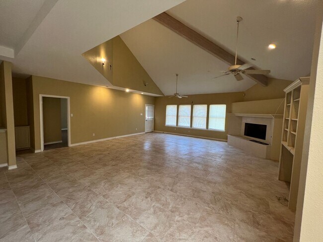 Building Photo - Great location