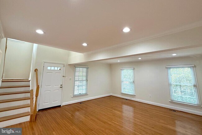 Building Photo - 2438 S Walter Reed Dr