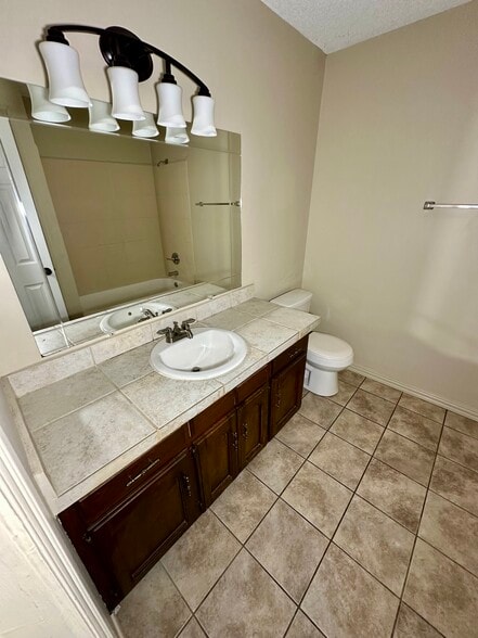 Guest Bath - 500 N 46th St
