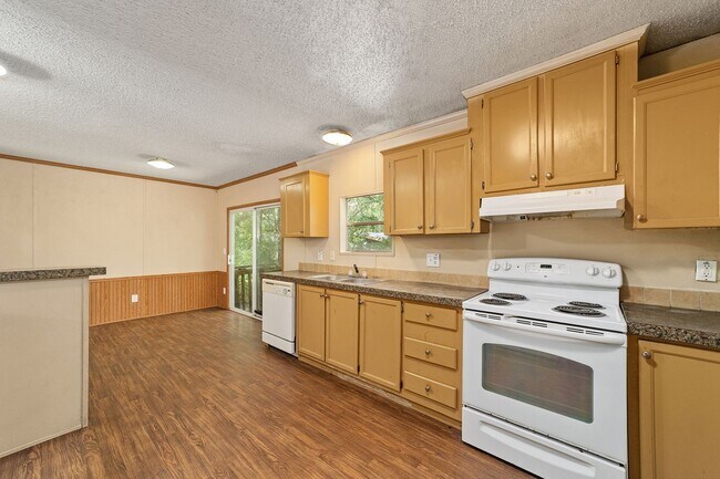 Building Photo - Spacious 3BR/2BA Home  Available Now!