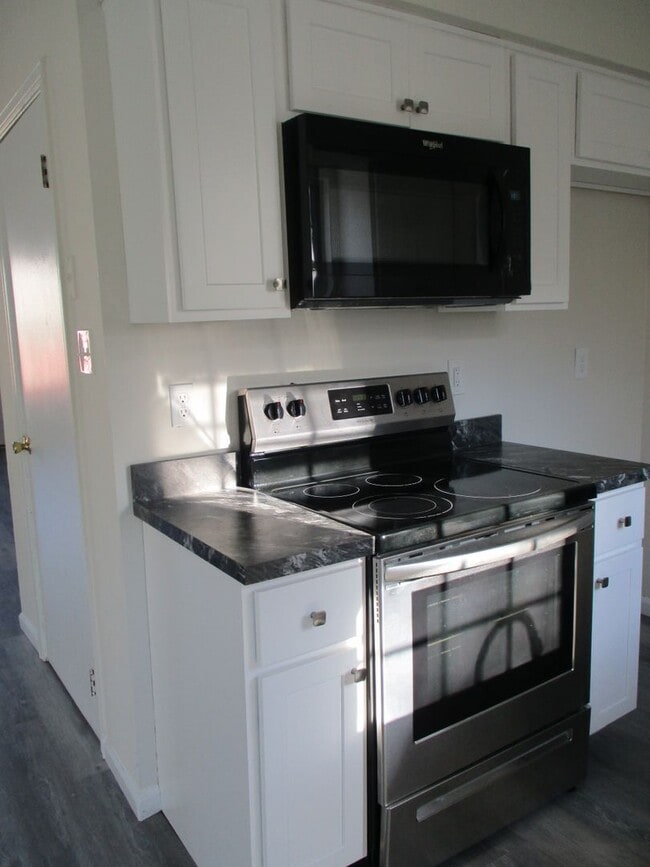 Building Photo - 3BR Townhome in Northampton School District