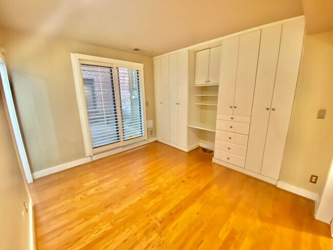 Building Photo - SAVE OVER $200!* Dupont Circle 1 Bedroom Charmer with Patio, Fireplace, Central Air, Washer/Dryer!